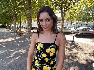Bom kont Italiaanse meid Valentina Bianco anaal geneukt door een grote harde pik