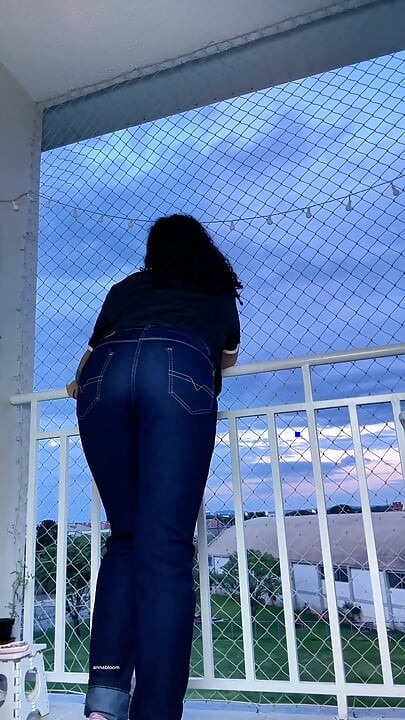 Compilație cu pârțuri în aer liber, în mașină, femeie latino care dansează cu fundul mare