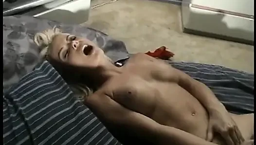 Cewek imut ini suka banget dientot kontol besar sampai ke dalam memeknya