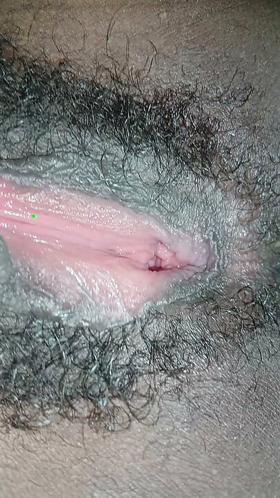 Bibir vagina remaja yang terbuka lebar.(18+)