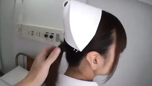 Krankenschwester mit sanften augen, bluschendes Lächeln und steigende hitze