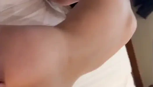 Lulu si cewek mungil asia lagi asik nyepong kontol, dientot habis-habisan sampai dicrot di dalam