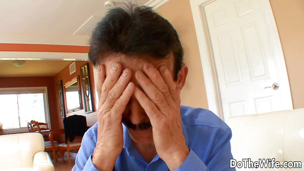 Loira Jaime Applegate fode um estranho enquanto velho corno assiste