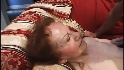 Yaşlı ve genç üçlü grup seks orta yaşlı seksi kadın sikişiyor