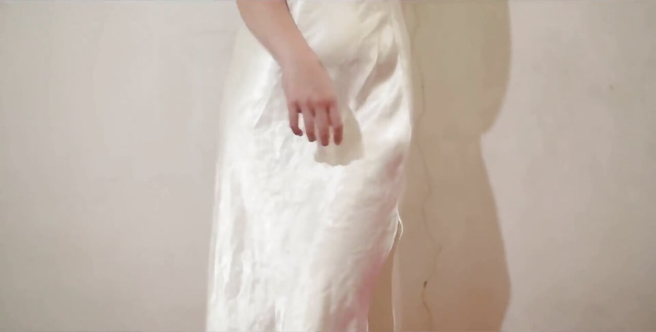 Indonesisches mädchen mit einem prallen arsch und einer super nassen muschi spreizt ihre beine für die kamera