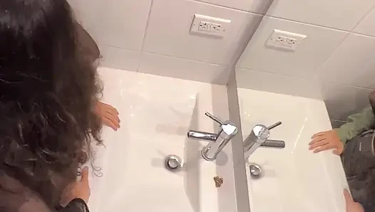 Wir haben Sex im Badezimmer, während mein Mann in der Küche ist