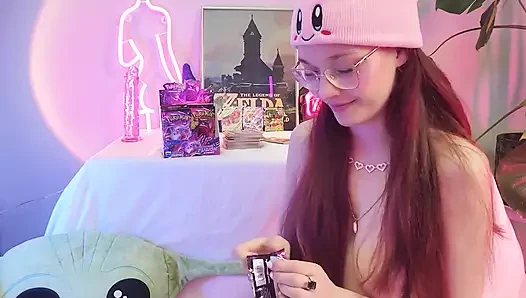 Göğüsler ve oyun kartı üstsüz çekiyor