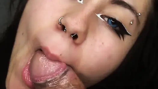 Aku lagi asik nyepong kontol pacarku waktu cowok ini datang ke rumahku - sepong kontol amatir sampai telan sperma