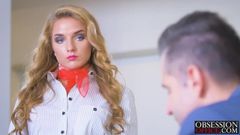 O gagică blondă sexy Sofi Goldfinger a fost lovită tare în birou