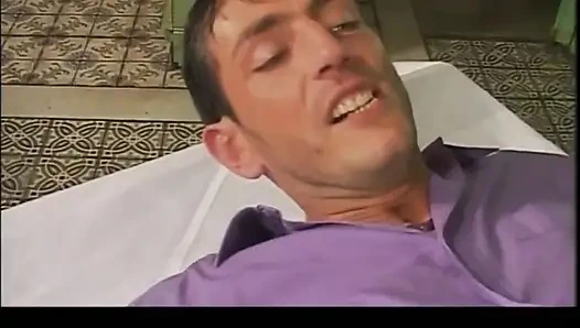 Retro-MILF mit dicken titten gefickt und auf enge muschi abspritzen