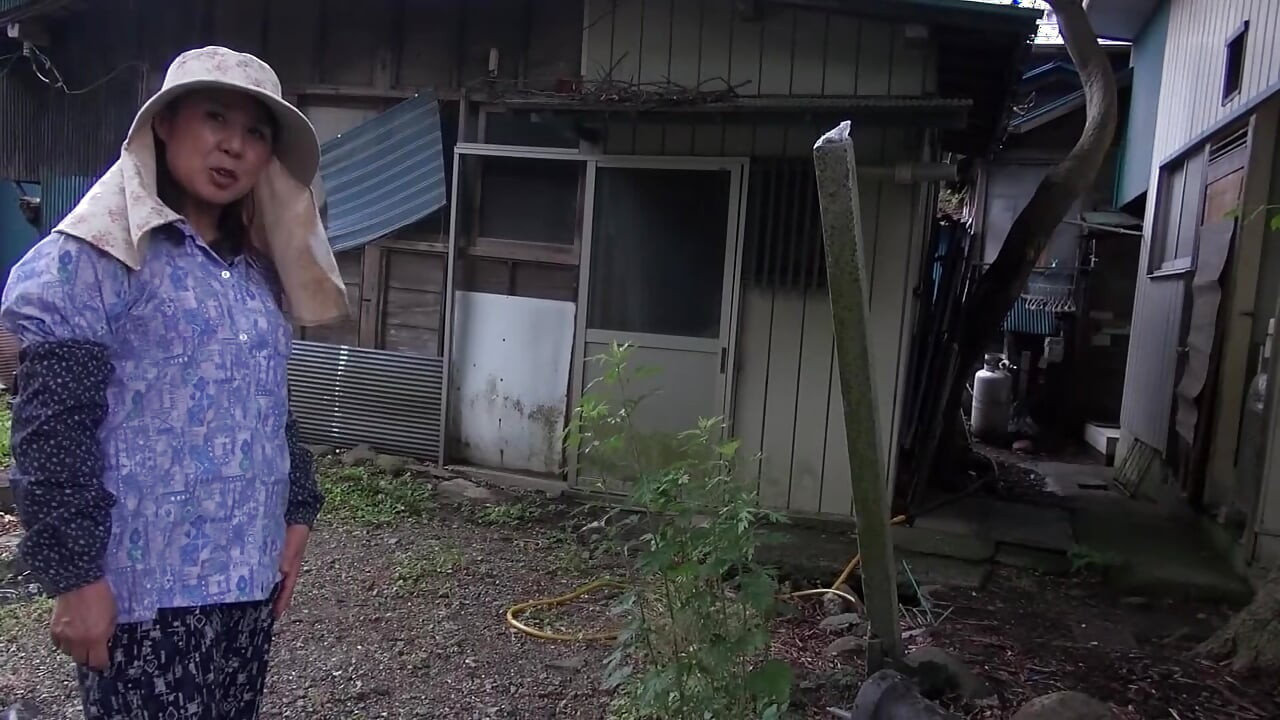 A194F06 Une femme mûre d’une soixantaine d’années vivant seule dans une grande maison de campagne. En apparence, une femme rurale sérieuse, mais en réalité très sexy ! Un premier tournage cochon pour libérer des années de frustration accumulée !