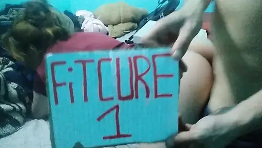 Doggystyle-action auf großem bett: Filmen von hinten bis zur seite