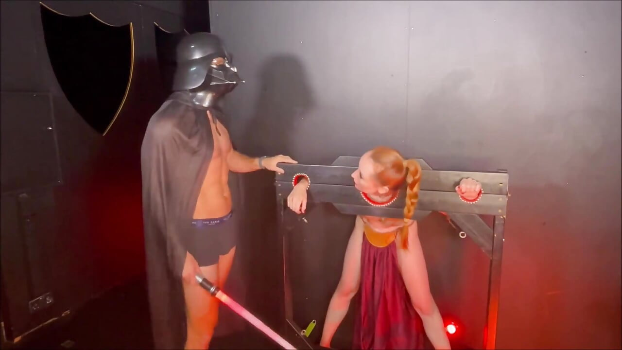 Star Wars: Księżniczka Leia Niewolnica Dartha Vada Zostaje Zerżnięta Lekką Szablą I Daje Mu Ręczną Robotę