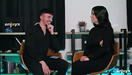 Sara Retali konuşmayı bitirdi - o kalın yarağın sırılsıklam amının damlatilmesini istiyor