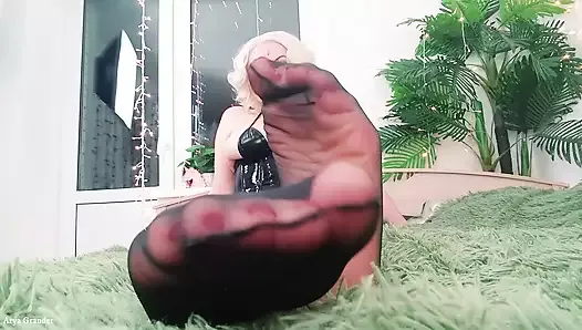 恋足视频：性感的黑色尼龙脚。占主导地位的热金发熟女arya grander