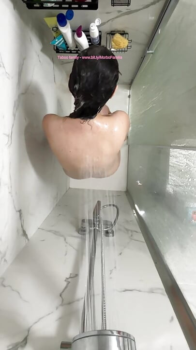 תופס את אמא עירומה במקלחת