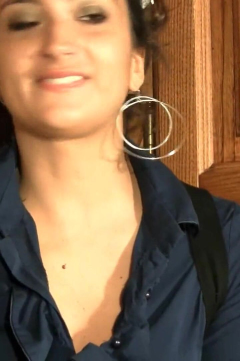 Flavia，可愛的黑髮女郎在廚房裡玩弄她的腳