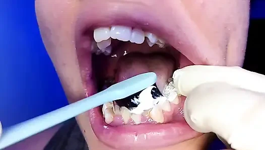 Aku lagi asik sikat gigi sambil pamer tubuh aduhainya (close-up)