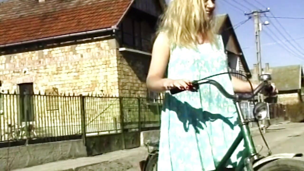 Plavuša u crvenom donjem vešu duboko prima tvrdi kurac