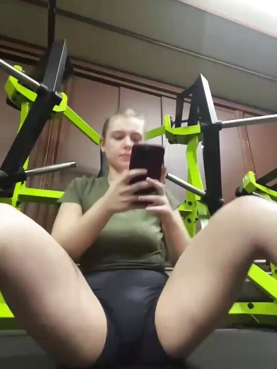 Extreme Squirting in the public gym with jucielussie