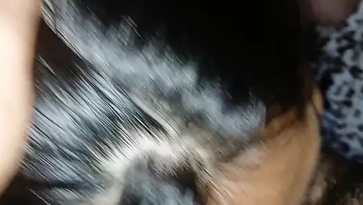 Azgın evli kadın kocasının yarağını emiyor