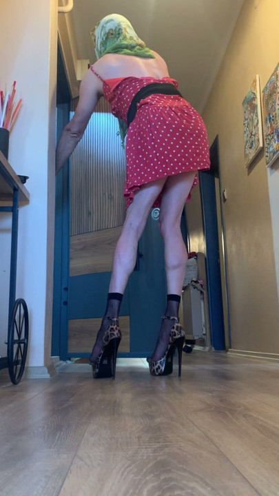 SHE OPENED THE DOOR WITHOUT A BRA.THE DELIVERY GUY WAS STUNNED!! CAN’T STOP WATCHING | Clip 2