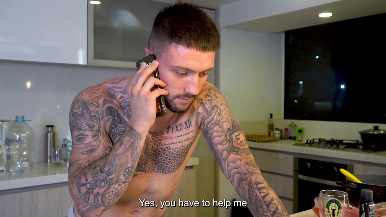 18 岁的哥伦比亚继妹趁父母不在的时候操她姐夫的绿帽奴！Naty delgado和rauls Bud