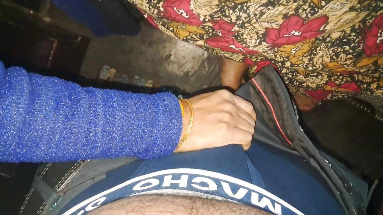 印度妻子被操臉並射在嘴裡