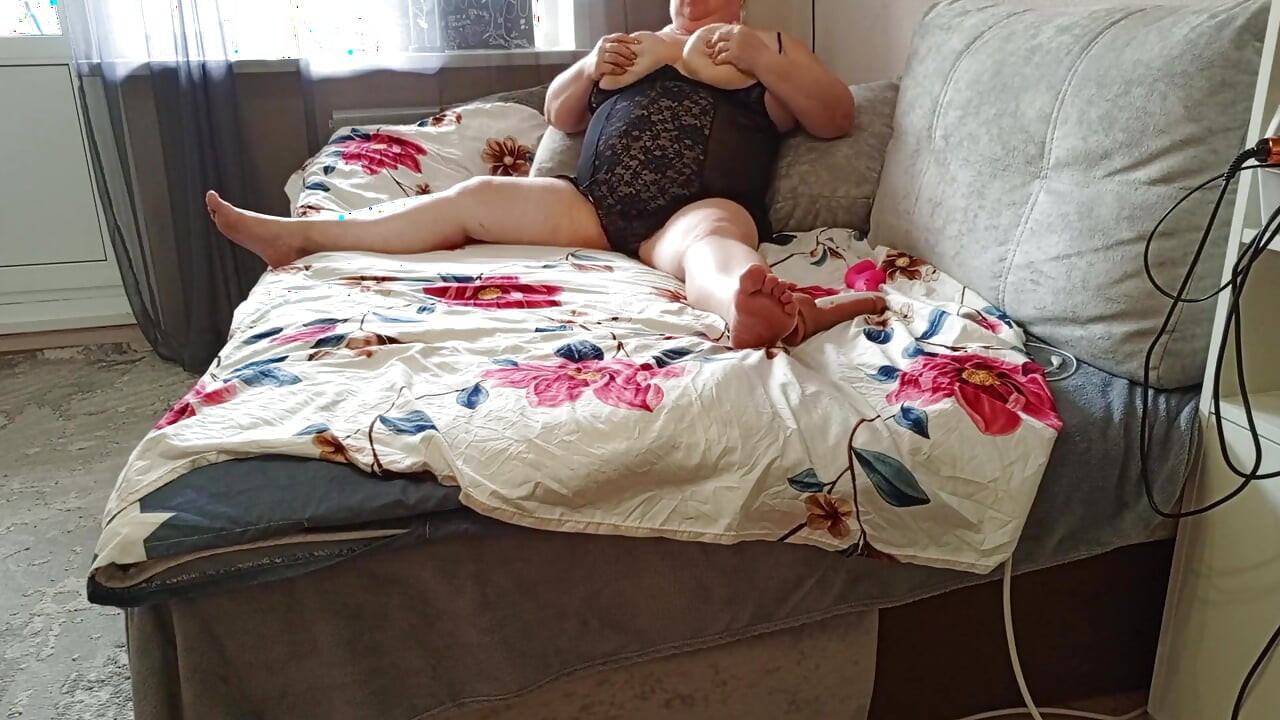 O mamă vitregă cu un cur mare rotund, o pizdă păroasă și țâțe uriașe a pus în scenă un sex show
