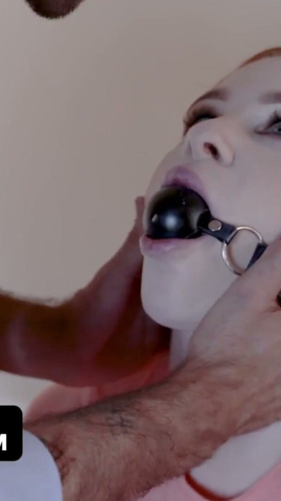 Gehoorzame roodharige met enorme tieten Scarlett Snow verwelkomt haar man met een riem om - TeamSkeet | Clip 1