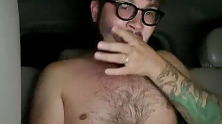 Il giovane gay tatuato si masturba in auto fino a quando non viene