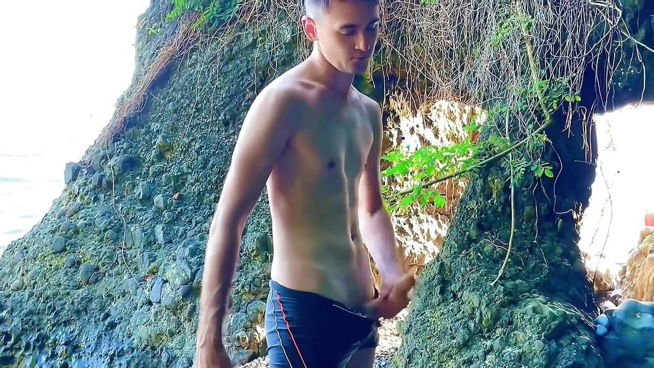 Jebanje na plaži pod suncem