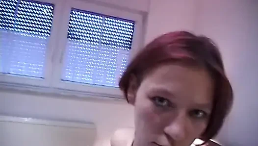 Remaja berambut merah menggosok dan fingering memeknya yang basah