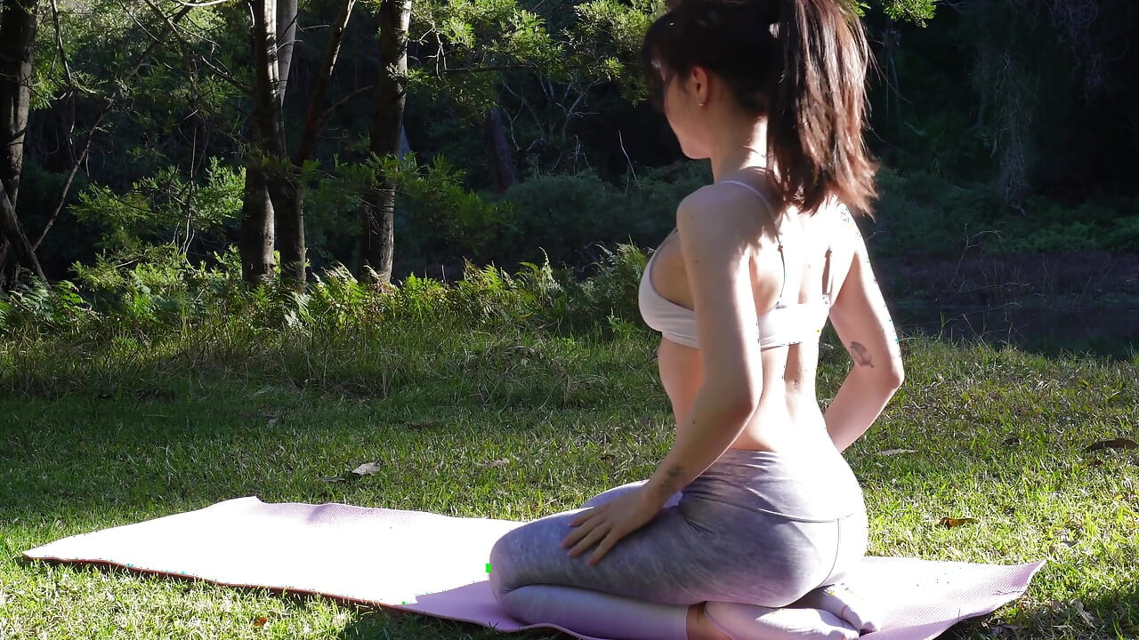 Entspannender yoga-flow, tragende leggings