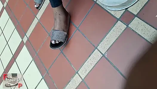 Wanita kulit hitam yang super semok lagi asik muasin memeknya pakai kaki pink