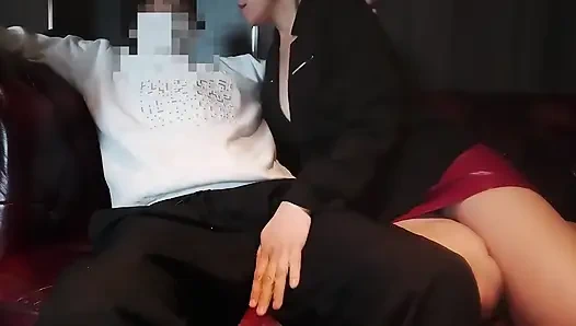 Супружеская пара, глотающая диван