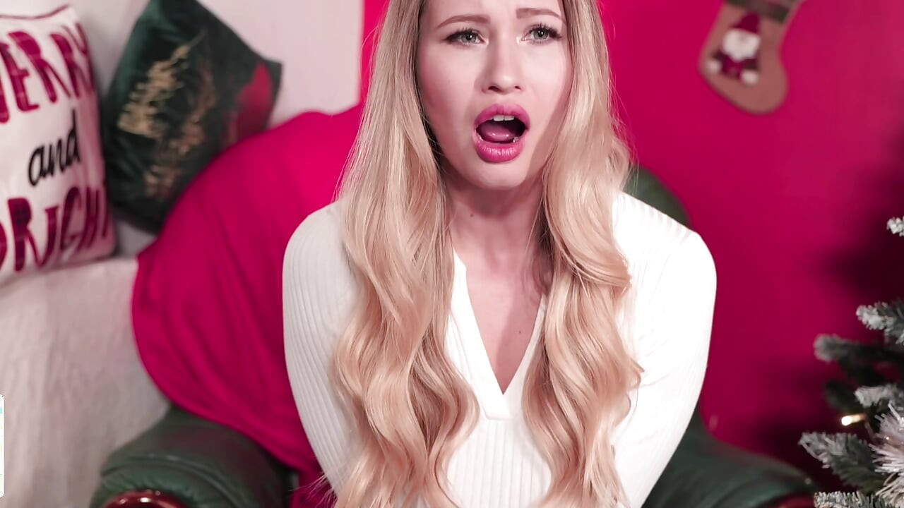 Uma beleza geme perto da árvore de Natal