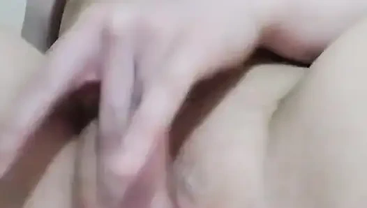 Aku lagi asik masturbasi memekku sampai muncrat