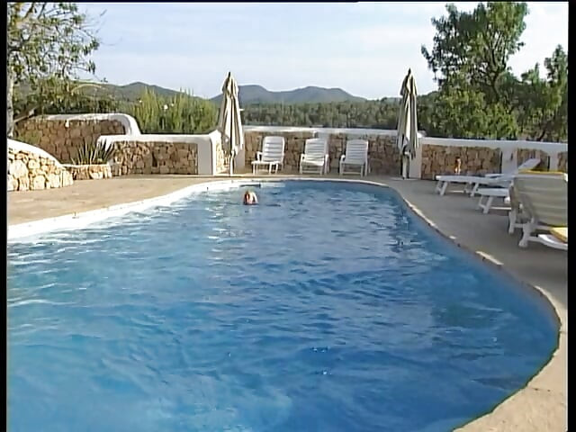 Εξωτική ξανθιά ρουφάει τον πούτσο του