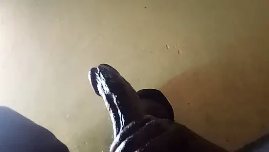 Büyük siyah yarağımı okşuyor