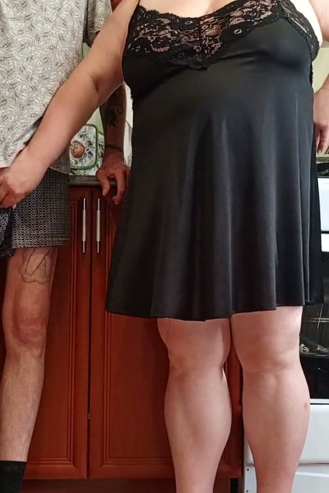 Before Lunch, My Stepmom Jerks off My Dick to a Cumshot
