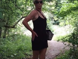 Sexy Claire Queenbee im Wald