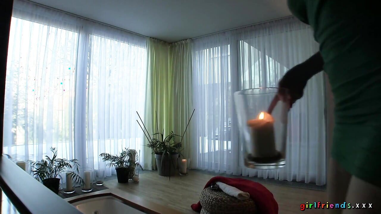 Girlfriends XXX - gorące lesbijki palcami w wannie mokrej i śliskiej