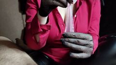 Ręczna robota w koronkowych rękawiczkach i prezerwatywach