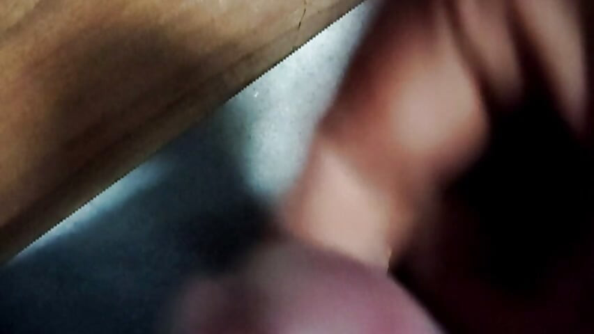 Het sperma wrijven en sperma extraheren. Grote zwarte.