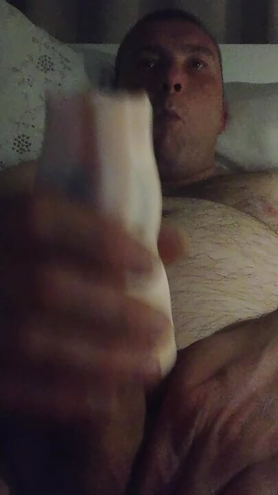 穿着短裤的异性恋男人用自慰器打手枪 10