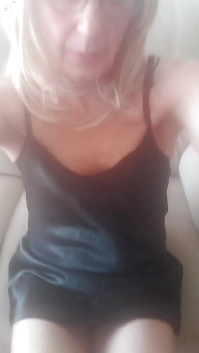 Vany sitzt auf dem sofa in einem raum