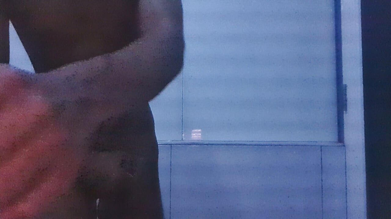 Rapaz gostoso a masturbar-se com óleo no pau
