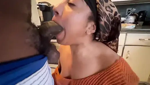 Büyük zenci yarağı mutfakta oral seks