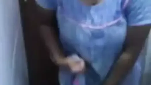 Une fille desi pulpeuse a exposé son corps nu dans un appel vidéo WhatsApp